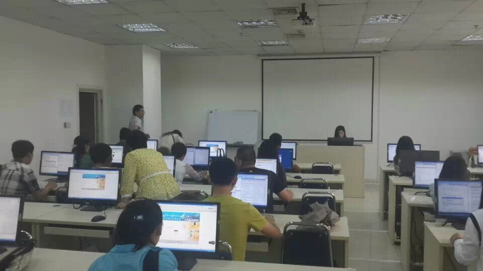 郑州市的大学远程教育入学测试现场刘老师指导同学生考试操作